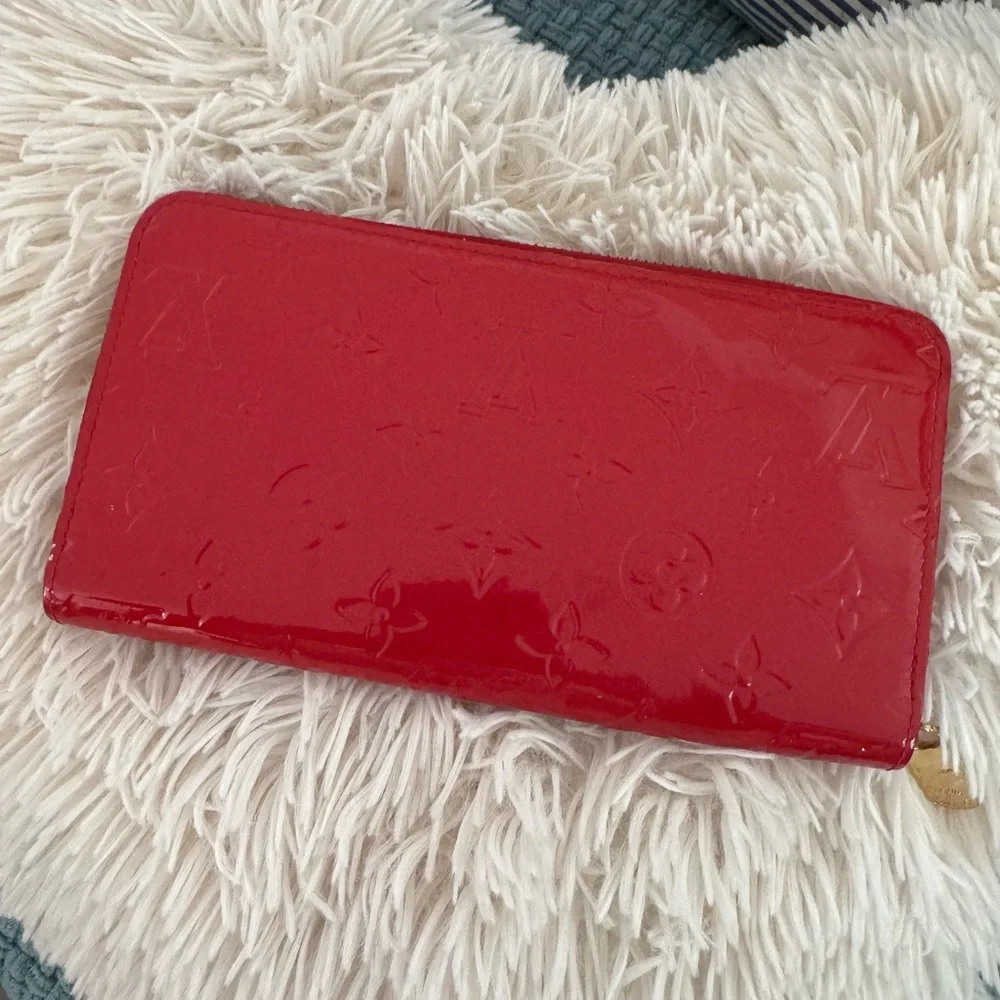 Louis Vuitton Monogram Vernis Zippy‎ Wallet – Pomme d’Amour (Red)